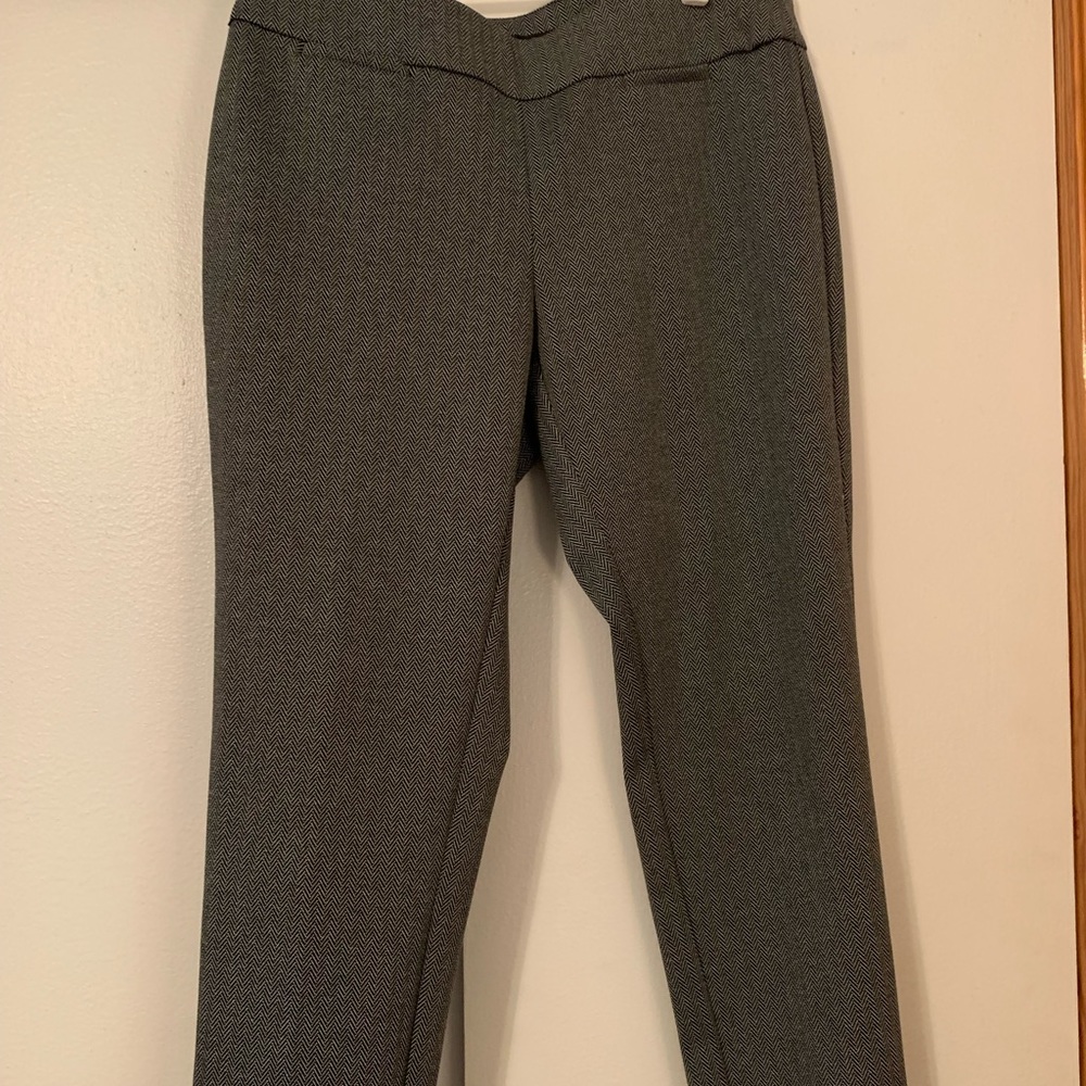 Kasper size 8 petite pants. Never been worn. Like new. Gray and black pattern.